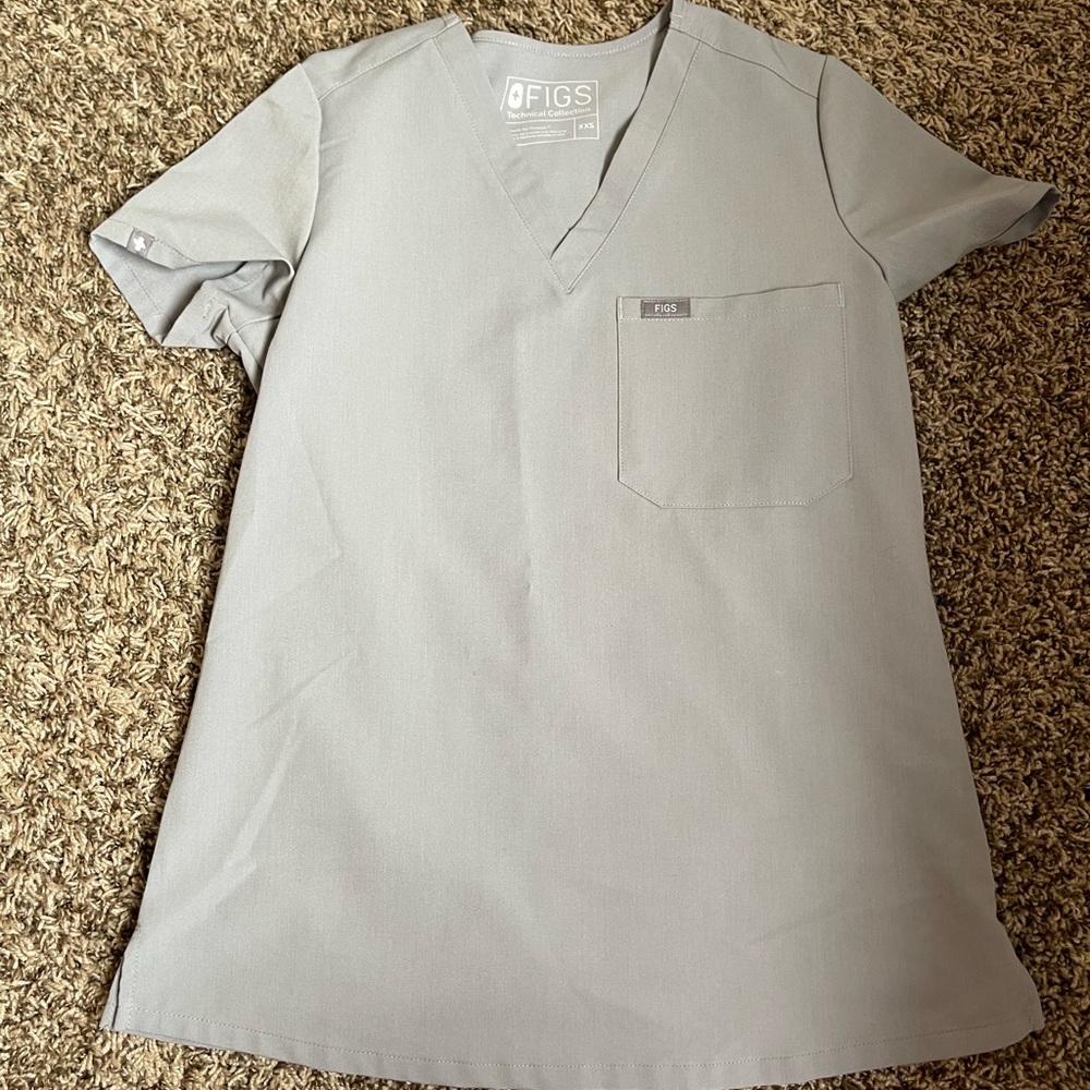 FIGS scrubs. CEMENT.one pocket top XXS, Zamora pants XXS, Cade cargo XXS TALL